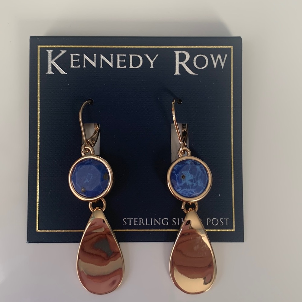 Earrings with blue stone